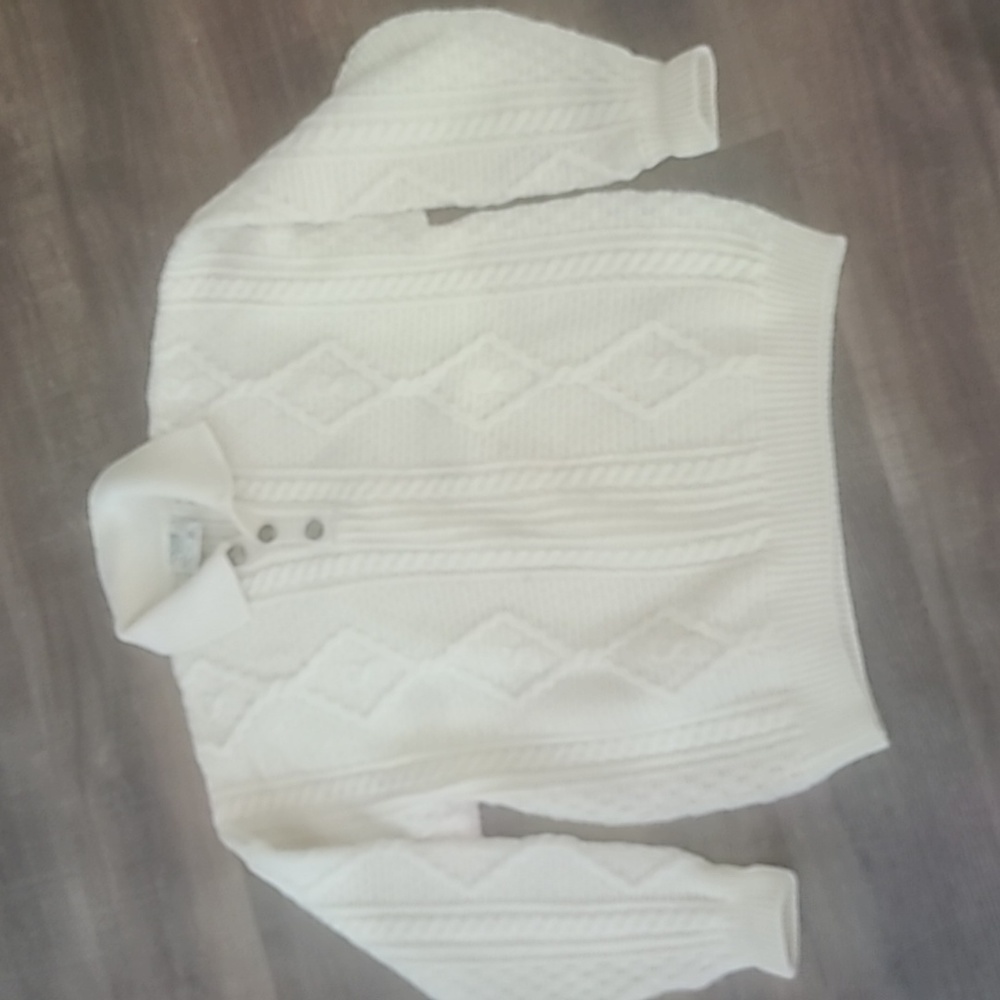 Carriag Donn 100% wool L cream cable knit sweater. Gently worn. Made in Ireland